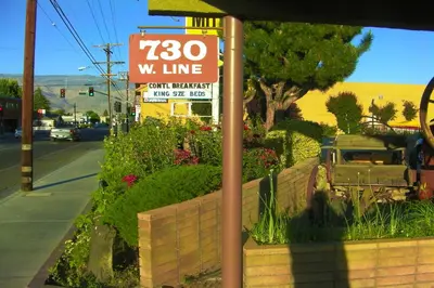 a sign for a wii line on a street at Mountain View Motel in Bishop