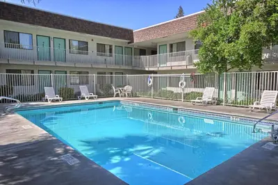a swimming pool in front of a building at Motel 6-Porterville, CA in Porterville