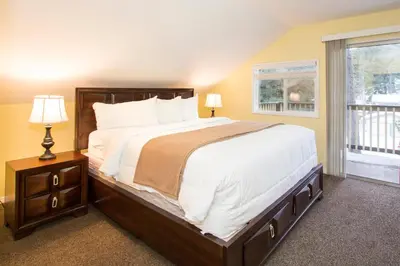 a bedroom with a large bed and a window at Edelweiss Lodge in Mammoth Lakes