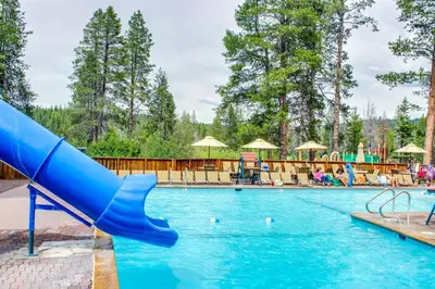 a slide in a swimming pool at a resort at Ski View Majesty in Truckee