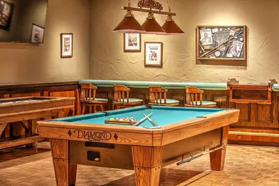 a room with a pool table in a bar at Hotel Mission De Oro in Santa Nella Village