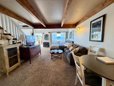 a living room with a couch and a table at Sierra Mountain Lodge - Vacation Rentals - Yosemite in Ahwahnee