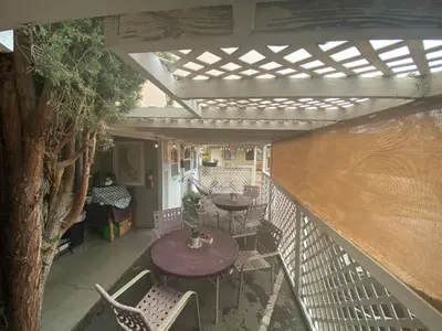 an outdoor patio with a table and chairs at Independence Courthouse Motel in Independence