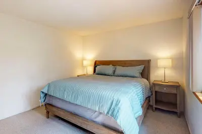 a bedroom with a bed and two lamps on tables at Sierra Sky in Tahoe City