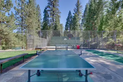 a ping pong table on a tennis court at Cypress Lodge in Arnold