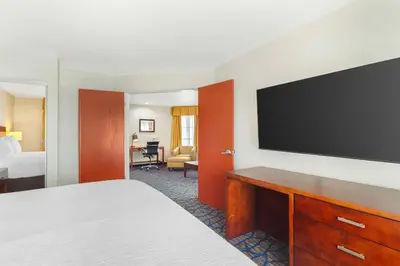 a hotel room with a bed and a flat screen tv at Best Western Plus Villa Del Lago Inn Patterson in Patterson