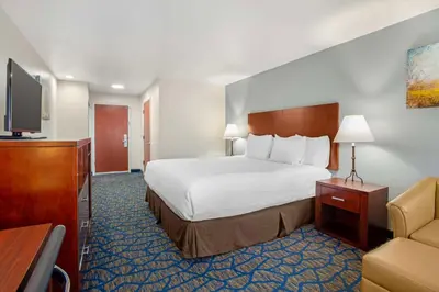 a hotel room with a bed and a television at Best Western Plus Villa Del Lago Inn Patterson in Patterson