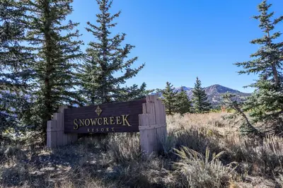 a sign at the top of a mountain at Snowcreek 880 Condo in Mammoth Lakes