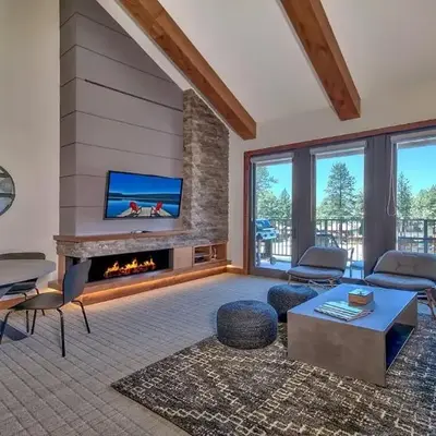 Luxury Residence - Gondola Across The Street Condo