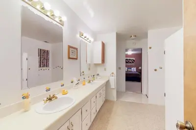 a bathroom with two sinks and a large mirror at Escape to Yosemite in Groveland