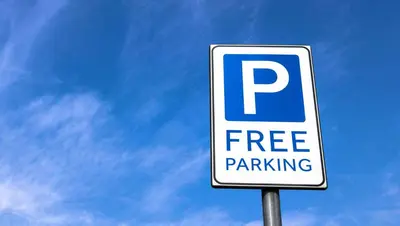 a free parking sign in front of a blue sky at Ruby Inn Bridgeport in Bridgeport