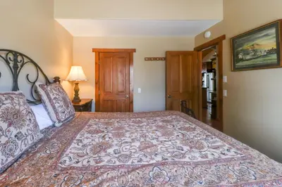 a bedroom with a large bed in a room at Chateau Blanc 23 in Mammoth Lakes