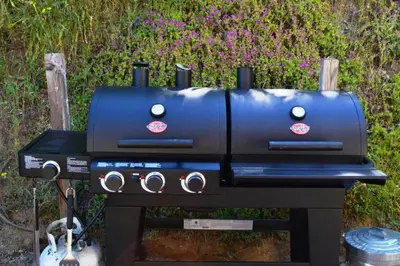 a grill sitting on top of a stove at The Quail's Nest in Three Rivers