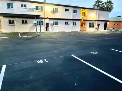 an empty parking lot in front of a building at Royal Lodge in Coalinga