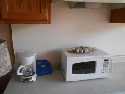 a microwave oven with a plate on top of it at Victorian Inn in Reno