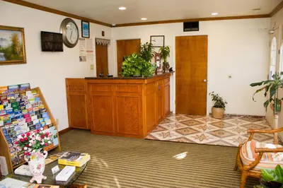 a room with a counter and a table with plants at King's Rest Motel in Gilroy
