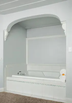 a white bathroom with a bath tub in a room at Hounds Tooth Inn in Oakhurst
