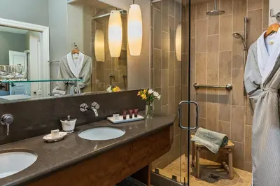 a bathroom with two sinks and a mirror at Eden Vale Inn in Placerville