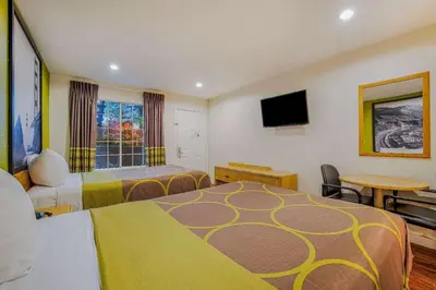 Gallery image of Super 8 by Wyndham Auburn in Auburn