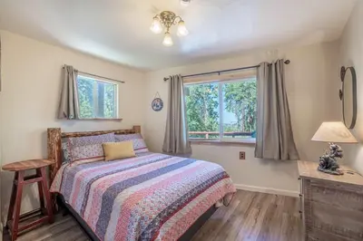 a bedroom with a bed and a window at Yosemite Cub's Cabin in Yosemite West