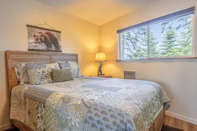 a bedroom with a bed and a window at Yosemite Cub's Cabin in Yosemite West