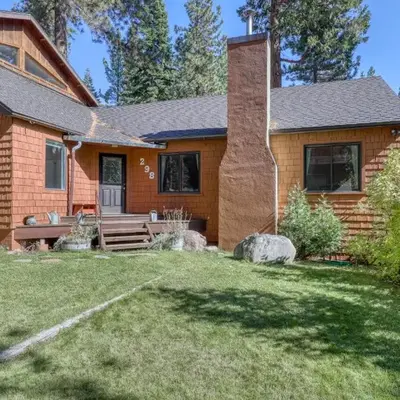 Casual and Cute Cabin Near the Lake