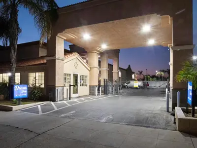 an empty parking lot in front of a building at Dream Inn in Fresno