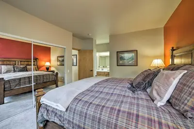 a bedroom with a large bed in a room at Mammoth Lakes Vacation Rental with Community Hot Tub in Mammoth Lakes