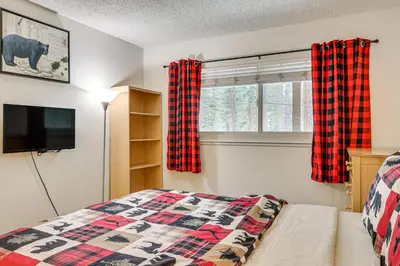 a bedroom with a bed and a window at 1 Mi to Diamond Peak Ski Resort Forest-View Condo in Incline Village