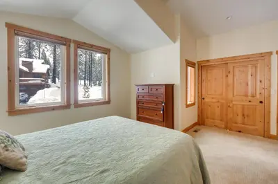 a bedroom with a bed and a dresser and windows at 4 Mi to Skiing Truckee Escape with Deck in Truckee