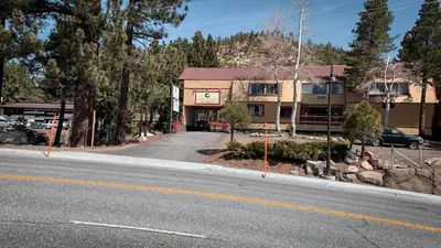 an empty street in front of a building at Ventura Grand Inn in Mammoth Lakes