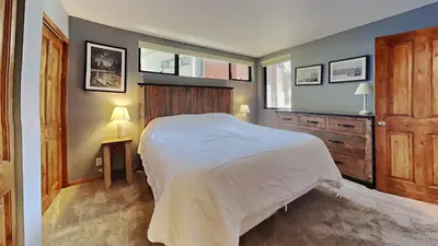 a bedroom with a large bed and two windows at Spacious 4 Bed 3 Bath Condo Great For Families! in Mammoth Lakes