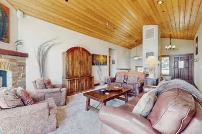 a living room with leather furniture and a wooden ceiling at Fabian Holidays in Tahoe City