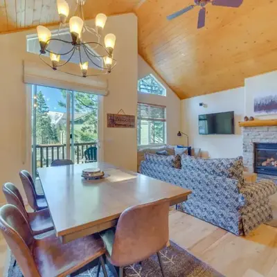 Central Townhome Less Than 1 Mi to The Village at Mammoth!