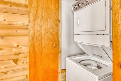 a washer and dryer in a tiny house at Soda Springs Surprise in Soda Springs