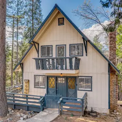 Balcony and Forest Views Cabin in Pioneer!