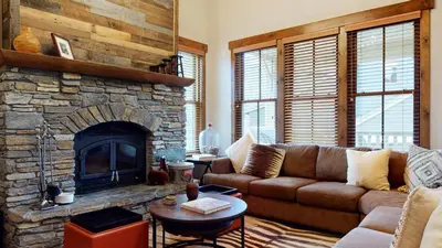 a living room with a couch and a fireplace at Snowcreek The Lodges #1127 condo in Mammoth Lakes