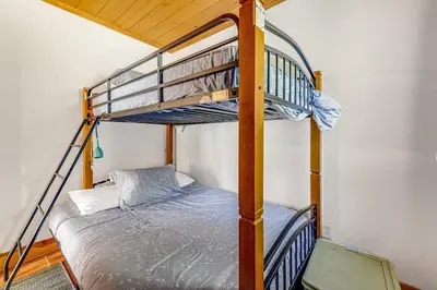 a bunk bed in a room with a bunk bedutenewayangering at Yosemite Mountain Cottage in Groveland