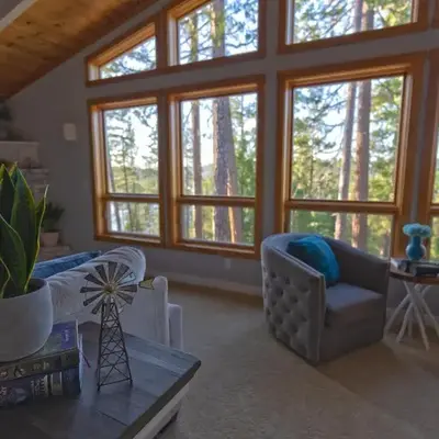 Cozy mountain retreat with lake views near Yosemite
