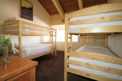 a bedroom with two bunk beds in a cabin at Mammoth Ski Racquet Club 105 - Pet Friendly in Mammoth Lakes