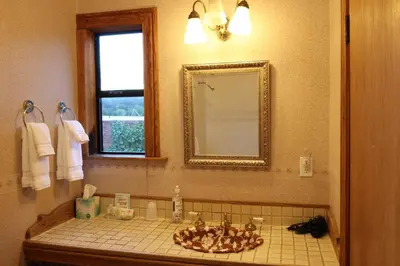 a bathroom with a sink and a mirror at Mariposa Hotel Inn in Mariposa