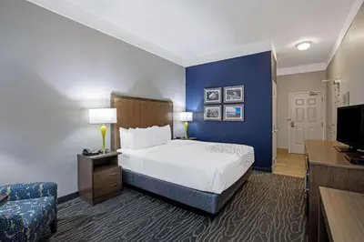 a hotel room with a bed and a tv at La Quinta by Wyndham Manteca - Ripon in Ripon