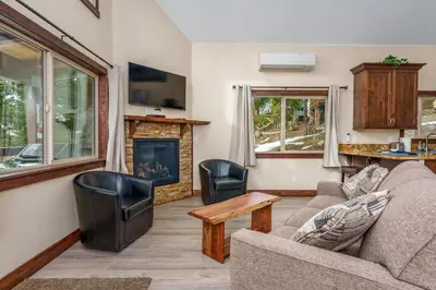a living room with a couch and a fireplace at Devonshire - Aberdeen in Yosemite West