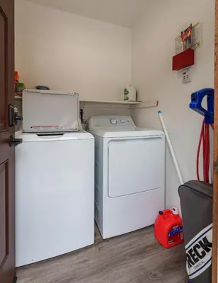 a refrigerator and a washing machine in a room at Devonshire - Aberdeen in Yosemite West