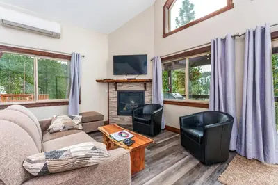 a living room with a couch and a fireplace at Devonshire - Aragon in Yosemite West
