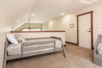 a bedroom with a bed and a window at Devonshire - Aragon in Yosemite West