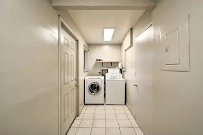 a laundry room with a washer and dryer in it at Family Home Near Kings and Sequoia National Parks! in Squaw Valley