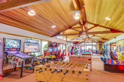 a room filled with lots of arcade games at Mountainside Retreat in Truckee