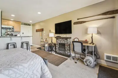 Gallery image of On-Site Skiing Truckee Studio with Balcony in Truckee