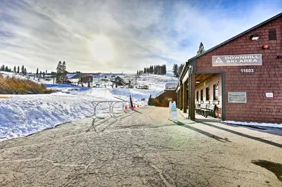 Gallery image of On-Site Skiing Truckee Studio with Balcony in Truckee